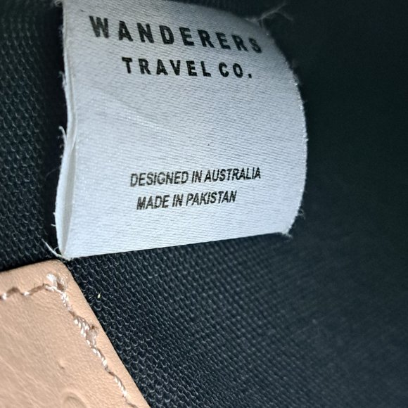 Wanderers Travel Co. THE SALZBURG CROSSBODY Leather Bag in Blush - Picture 9 of 16